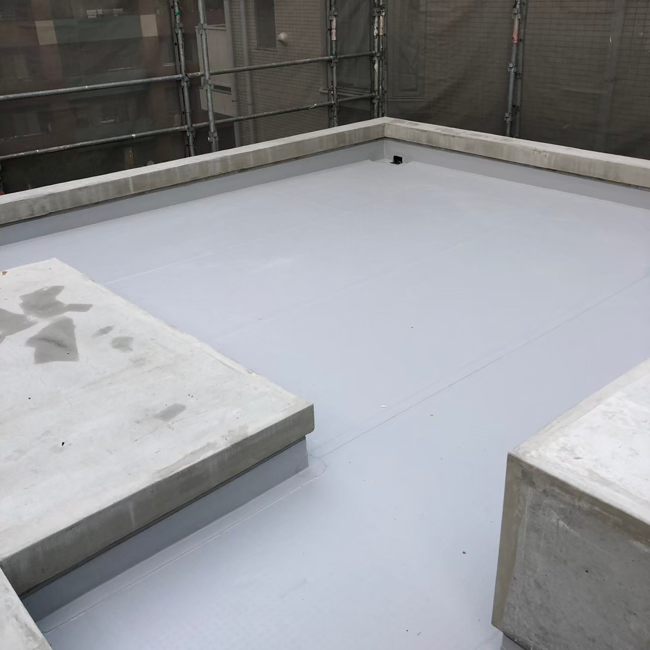 渋谷区新築ビル　塩ビシート防水　密着工法